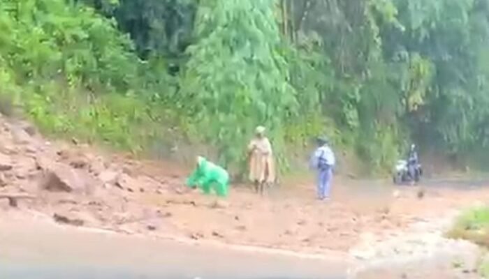 Longsor Tutup Jalan Kiaradua–Bagbagan, Kendaraan Kecil Terhambat
