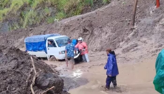 Ngeri! Pengendara Terjebak Longsor Susulan di Jalan Cimapag Simpenan Sukabumi