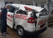 Pohon Jengjeng Roboh Timpa Ambulans Pembawa Pasien di Sukabumi
