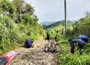 Akses Jalan Rusak Parah, Warga Loji Gotong Royong Perbaiki Jalur Lintas Desa