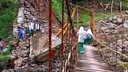 Jembatan Gantung di Cisolok Sukabumi