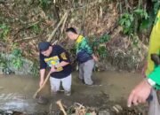 Alat Berat Tak Kunjung Datang, Camat Cibadak Sukabumi Pimpin Warga Kerja Bakti