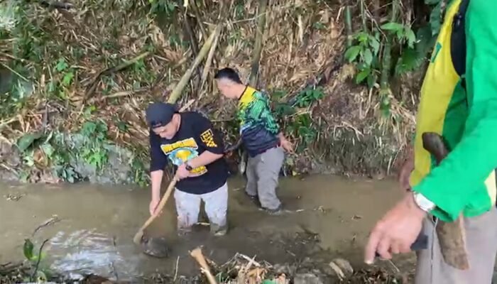 Alat Berat Tak Kunjung Datang, Camat Cibadak Sukabumi Pimpin Warga Kerja Bakti