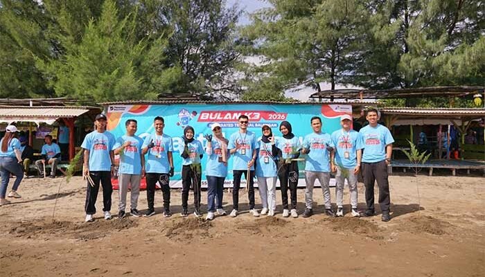 Pertamina Patra Niaga Regional JBB Gandeng Kelompok Masyarakat Balongan Lakukan Coastal Cleanup, Semarakkan Bulan K3