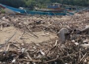 Sampah Banjiri Pantai Ujunggenteng Pascabanjir Rob, Nelayan Merugi Pemerintah Dinilai Tutup Mata