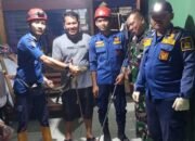 Damkar Surade Evakuasi Biawak di Dapur Rumah Warga Jagamukti