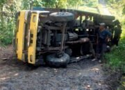 Jalan Rusak Bertahun-tahun Dibiarkan, Truk Pasir Terguling di Ruas Palayangan–Cibodas Kalibunder