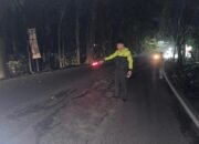 Hindari Lubang di Jalan, Pemotor Jatuh dan Alami Luka Berat di Cikakak Sukabumi