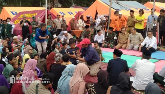 Melihat Kehangatan Bupati Sukabumi dengan Korban Pergerakan Tanah di Kecamatan Bantargadung
