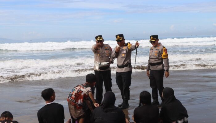 Kapolres Sukabumi Turun ke Pantai, Warning Wisatawan