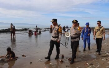 Pantau Pantai Palabuhanratu, Kapolres Sukabumi Ingatkan Bahaya Ombak dan Larangan Berenang Jauh