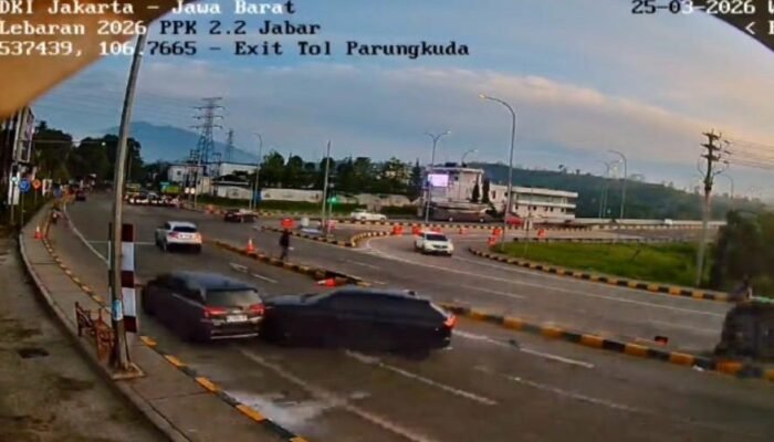 Diduga Mengantuk, Mobil Terbalik di Exit Tol Parungkuda