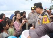 Polisi Humanis di Palabuhanratu, Kapolres Sukabumi Ajak Wisata Aman Sambil Berbagi Keceriaan
