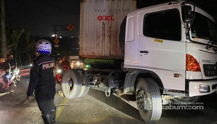 Truk Kontainer Gagal Menanjak di Pamuruyan Sukabumi, Antrean Kendaraan Hingga Exit Tol Bocimi