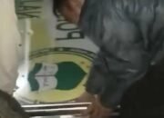 Viral di Medsos! Imbas Kasus Dugaan Asusila, Warga Cicantayan Sukabumi Bongkar Plang Pondok Pesantren