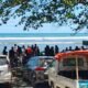 Wisatawan Membeludak, Pantai Minajaya Dipadati Pengunjung di Hari Kedua Libur Lebaran