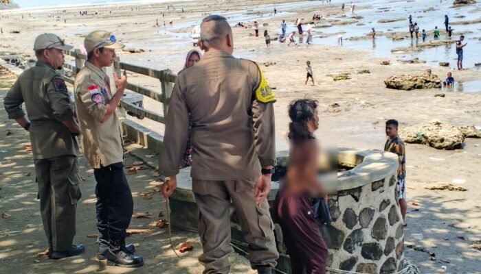 Satpol PP Surade Beri Pakaian ODGJ Wanita di Pantai Minajaya