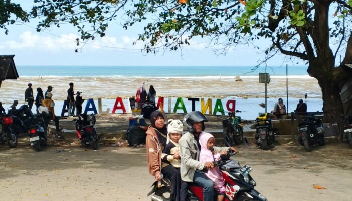 Akhir Libur Lebaran, Kunjungan Wisatawan ke Pantai Minajaya Menurun