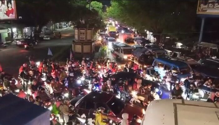 Simpang Batusapi Palabuhanratu Lumpuh, Arus Balik Wisata Picu Kemacetan Parah