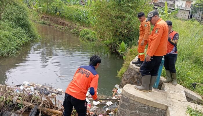 BPBD Sukabumi Evakuasi Sampah di Bendungan Sungai Baros