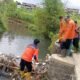 BPBD Sukabumi Evakuasi Sampah di Bendungan Sungai Baros