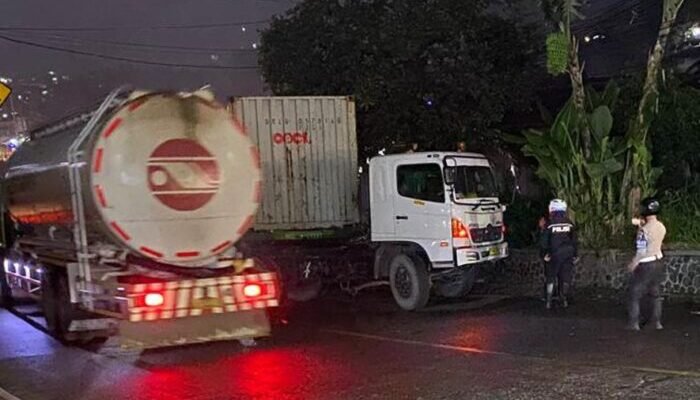 Ngeri! Truk Pengangkut 27 Ton Batu Alam Mogok di Tanjakan Pamuruyan Sukabumi