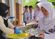 SPPG Karamat Rayakan Keberhasilan SMAN 2 Sukabumi sebagai Sekolah Terbaik Jawa Barat Dengan Sajian Nasi Tumpeng