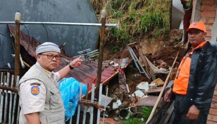 Hujan Deras Picu Longsor di Sukalarang Sukabumi, Satu Rumah Rusak Berat dan Penghuni Luka-luka