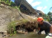 TPT Irigasi Sungai Cipelang di Kadulawang Sukabumi Ambruk, Satu Rumah Warga Rusak