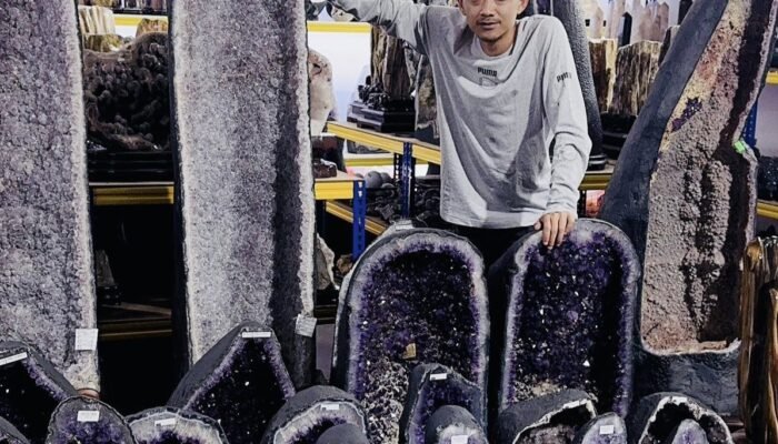 Importir Muda Asal Sukabumi Tembus Pasar Global, Bawa Batu Akik hingga Kayu Fosil ke Mancanegara