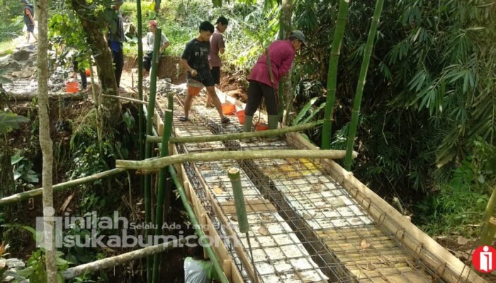 Warga Cibaregbeg Cicurug Sukabumi Gotong Royong Cor Jembatan TPU Tanpa Dana Pemerintah