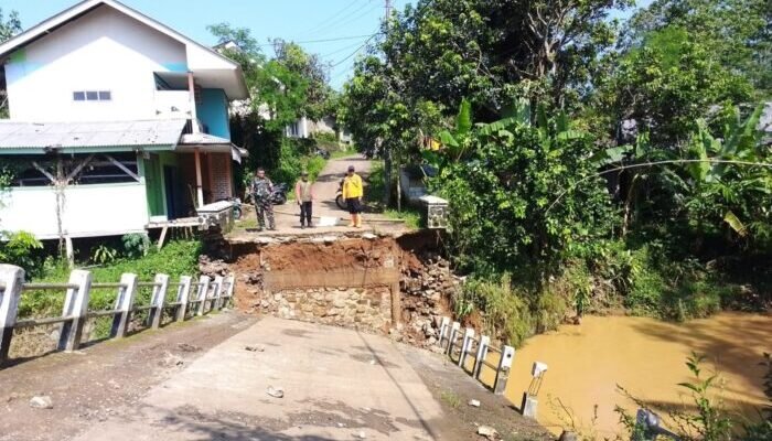 Akses Warga Terisolasi, Jembatan Linggamanik Jampangtengah Putus Diterjang Banjir