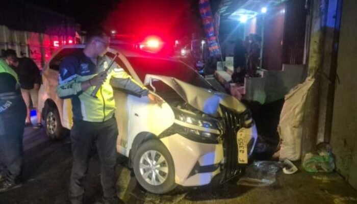 Avanza Hilang Kendali Tabrak Tembok dan Tiang Listrik di Cibadak, Ambulans Ikut Tersenggol