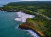 Pesona Alam Pantai Karang Bolong Sukabumi, Surga Tersembunyi Favorit Wisatawan Berkemah