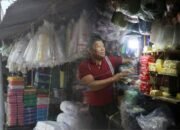 Harga Plastik dan Tali Rafia Melonjak, Pedagang Pasar Cinagen Kelimpungan