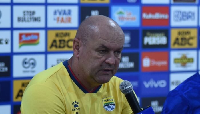 Persib Ditahan Dewa United, Bojan Hodak Minta Tim Tetap Tenang Hadapi Sisa Musim