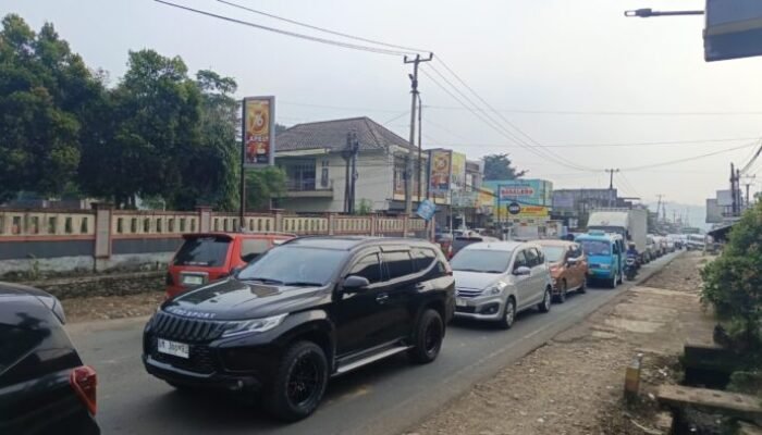 Cibadak Macet Parah, Antrean Kendaraan Mengular dari Arah Bogor dan Sukabumi
