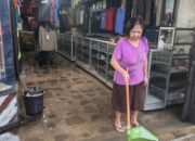 ​Drainase Mampet Banjir Cileuncang “Kepung” Cibadak, Baju Dagangan di Toko Basah Kuyup