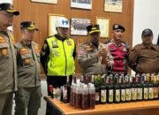 ​Ratusan Botol Miras Senilai Puluhan Juta Rupiah Disita di Sukabumi, 6 Orang Terjaring Razia