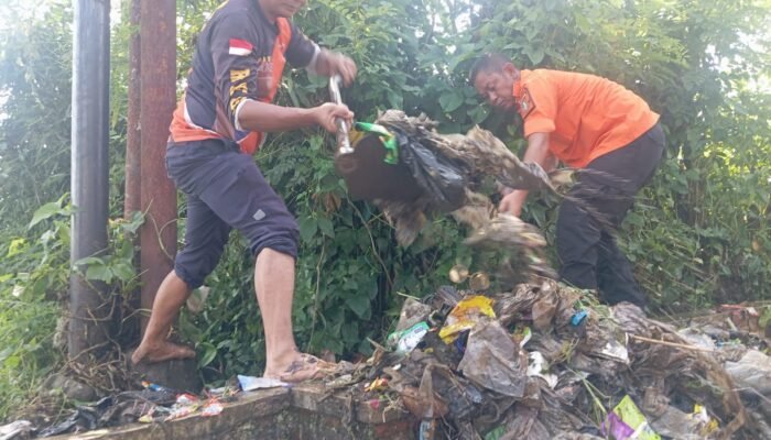 BPBD Kota Sukabumi Sapu Bersih Drainase Rawan Banjir