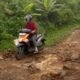 Gelap, Berlumpur, dan Berbahaya: Potret Jalan Rusak di Gegerbitung