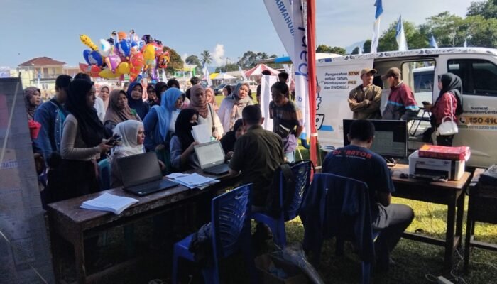Disdukcapil Hadir di Tengah Euforia Nobar Persib