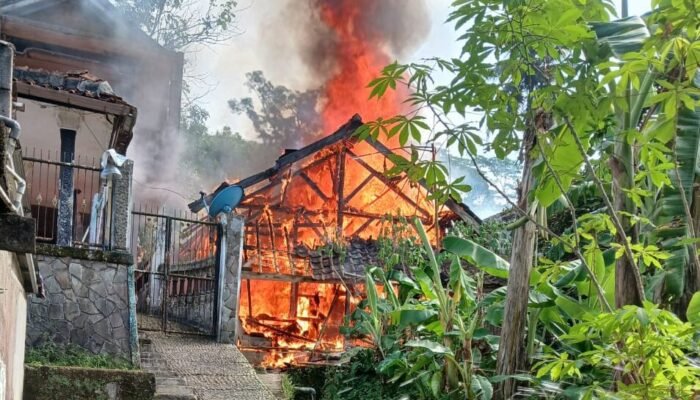 Korsleting Diduga Jadi Pemicu, Satu Keluarga di Gunungguruh Kehilangan Rumah Akibat Kebakaran