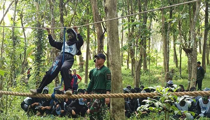 Tak Piknik, Ratusan Siswa SMAN 1 Jampangtengah Pilih Taklukkan Rintangan Marinir