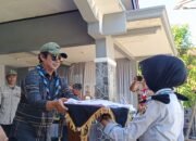 Dadang Hermawan Serahkan Seragam Paskibra untuk Paskibraka Kecamatan Ciracap