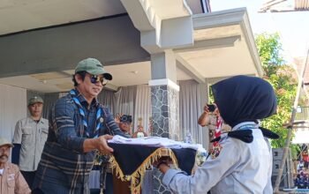 Dadang Hermawan Serahkan Seragam Paskibra untuk Paskibraka Kecamatan Ciracap