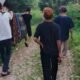 Warga Tandu Pasien 10 KM Akibat Jalan Rusak Parah Di Jampang Tengah