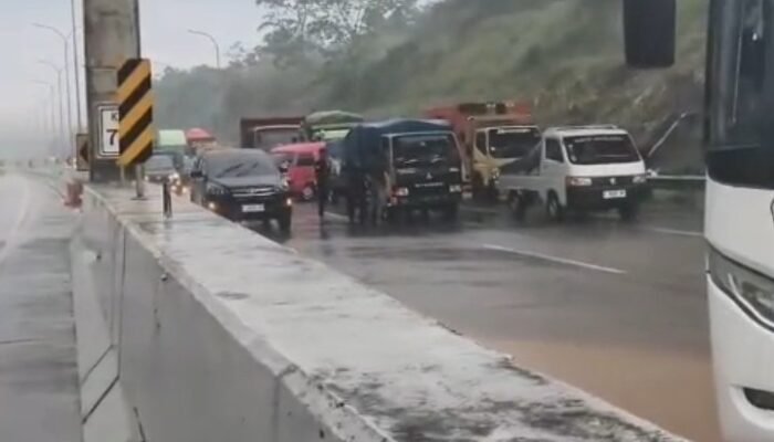 Tol Bocimi KM 72 Longsor, Jalur Lumpuh Total