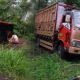 Truk Muatan Pasir Terguling di Tanjakan Simpang Dago Cibitung, Sopir Selamat