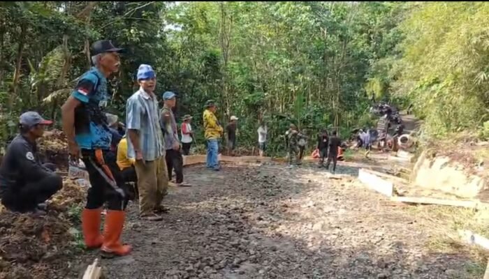 Bertahun-tahun Rusak, Warga Tiga Desa Patungan Cor Beton Jalan Kabupaten di Tanjakan Pasirdengklok